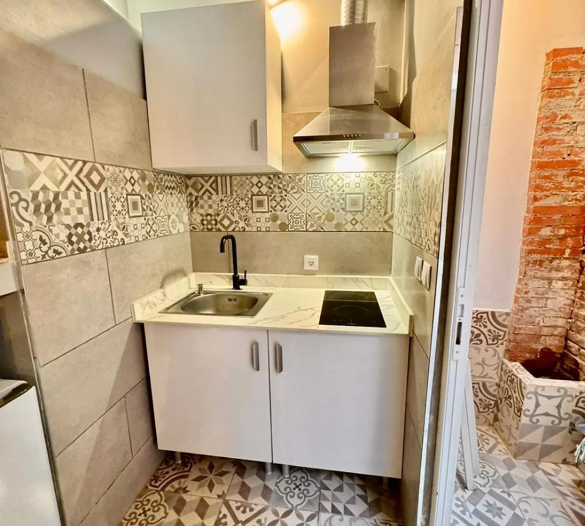 Estudio Nuevo! Al Lado Del Metro L1 L4 L5 Барселона 0*,  Испания
