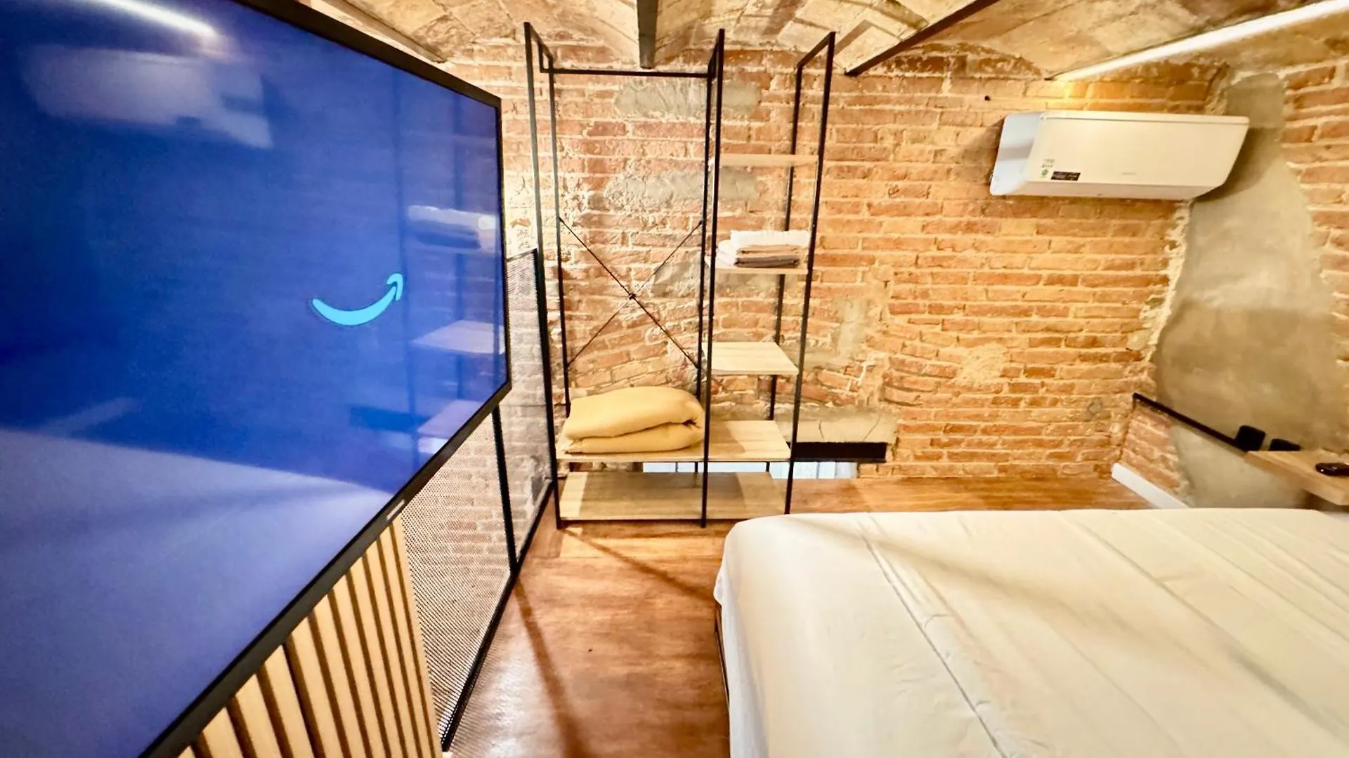 Estudio Nuevo! Al Lado Del Metro L1 L4 L5 Барселона 0*,  Испания