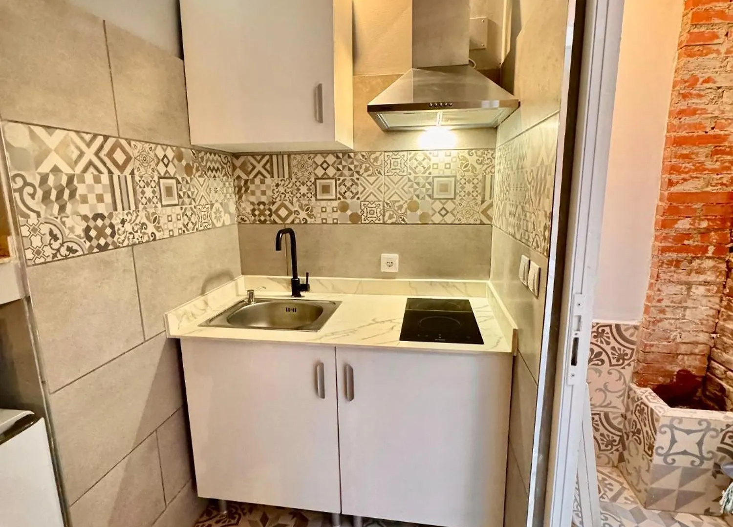 Estudio Nuevo! Al Lado Del Metro L1 L4 L5 Барселона 0*,  Испания