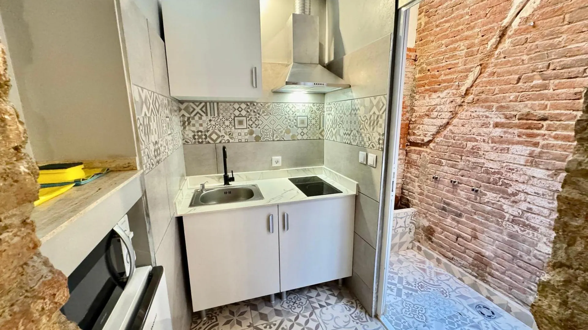 Estudio Nuevo! Al Lado Del Metro L1 L4 L5 Барселона